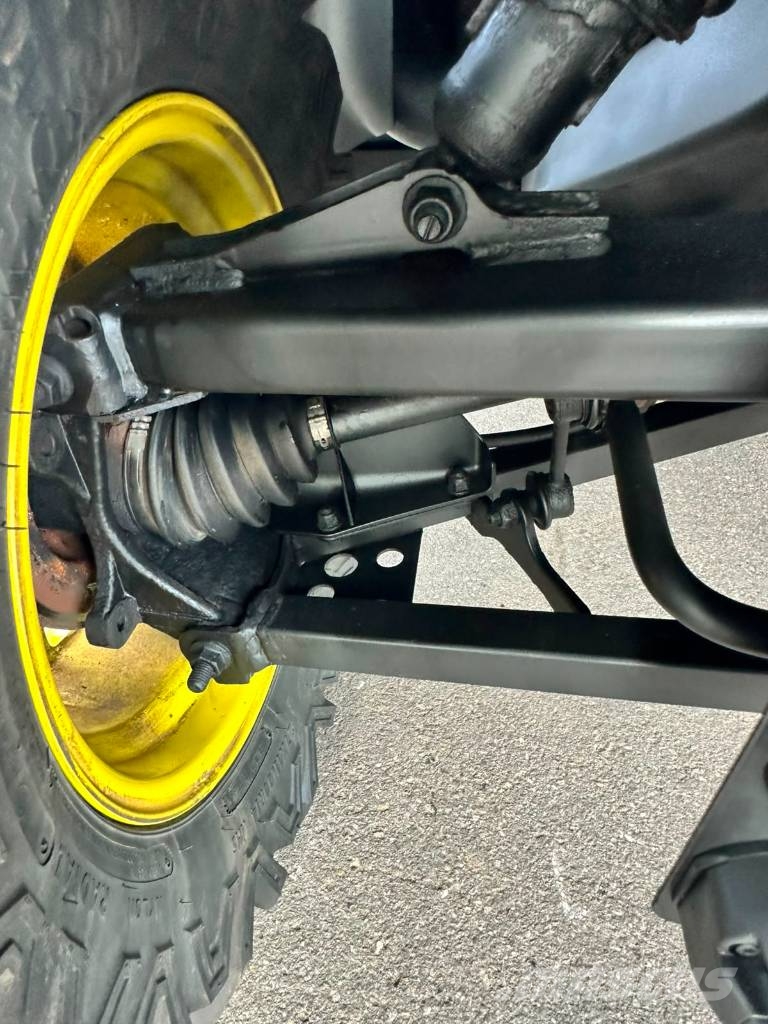 John Deere Gator XUV 835M 前装载和挖掘机