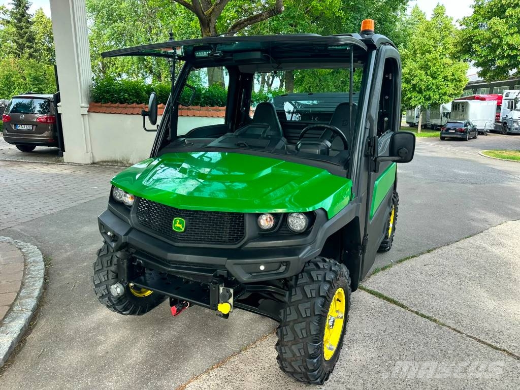 John Deere Gator XUV 835M 前装载和挖掘机
