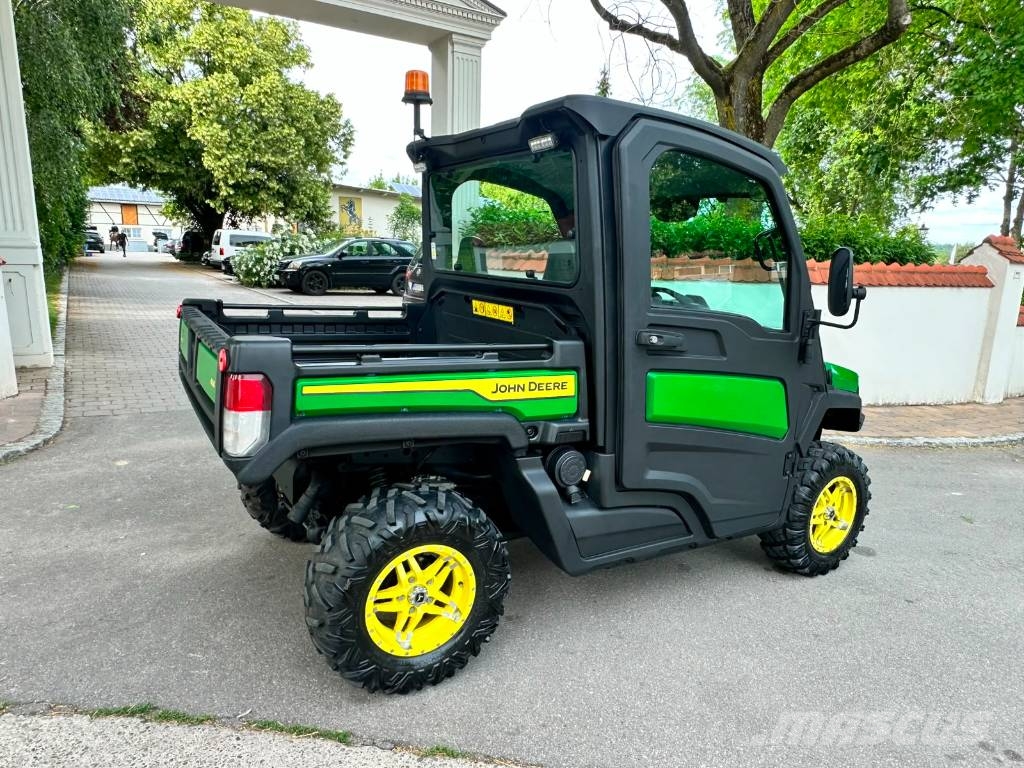 John Deere Gator XUV 835M 前装载和挖掘机