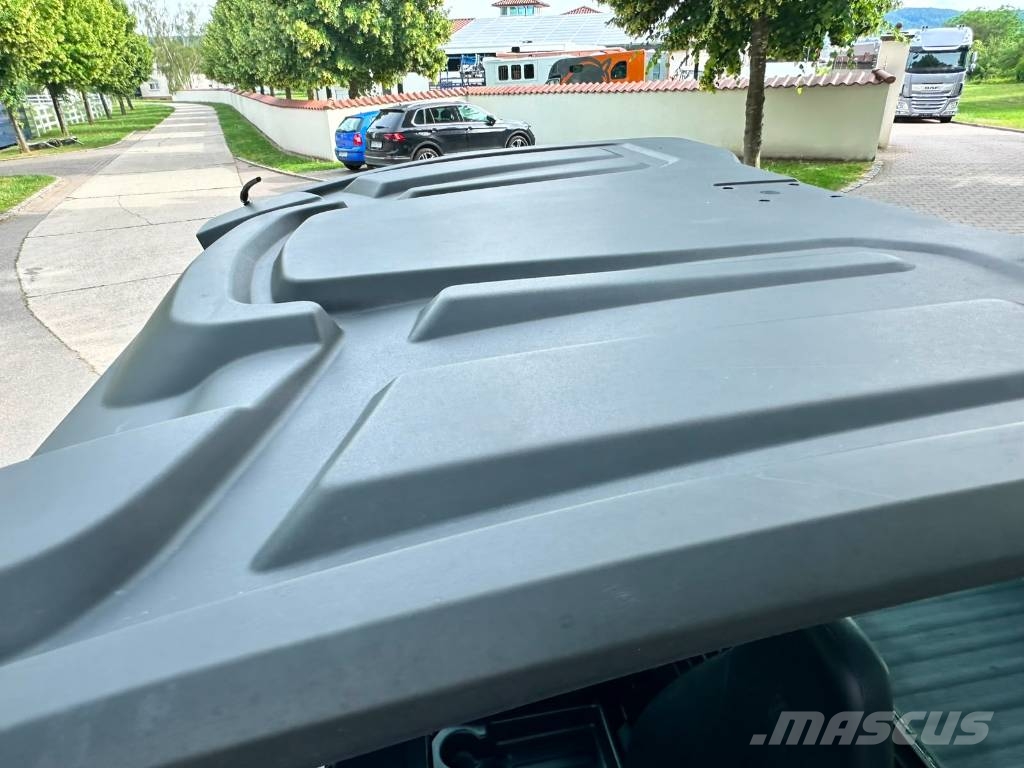 John Deere Gator XUV 835M 前装载和挖掘机