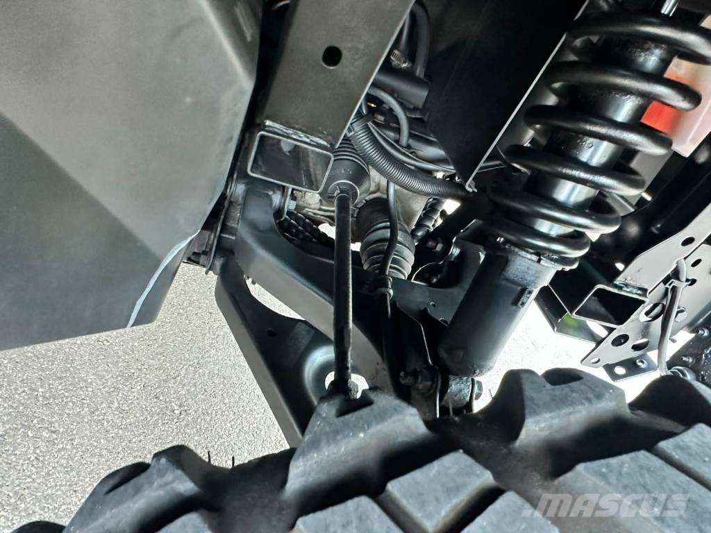 John Deere Gator XUV 835M 前装载和挖掘机