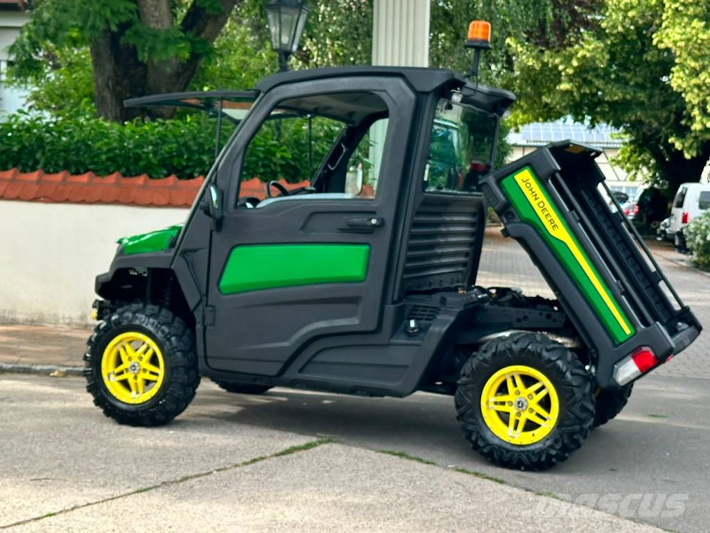 John Deere Gator XUV 835M 前装载和挖掘机