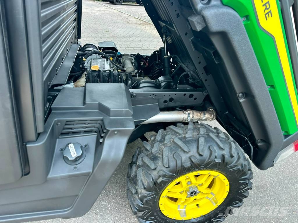 John Deere Gator XUV 835M 前装载和挖掘机