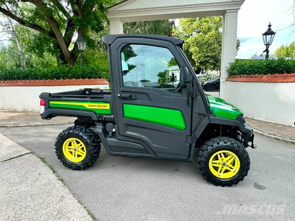 John Deere Gator XUV 835M 前装载和挖掘机