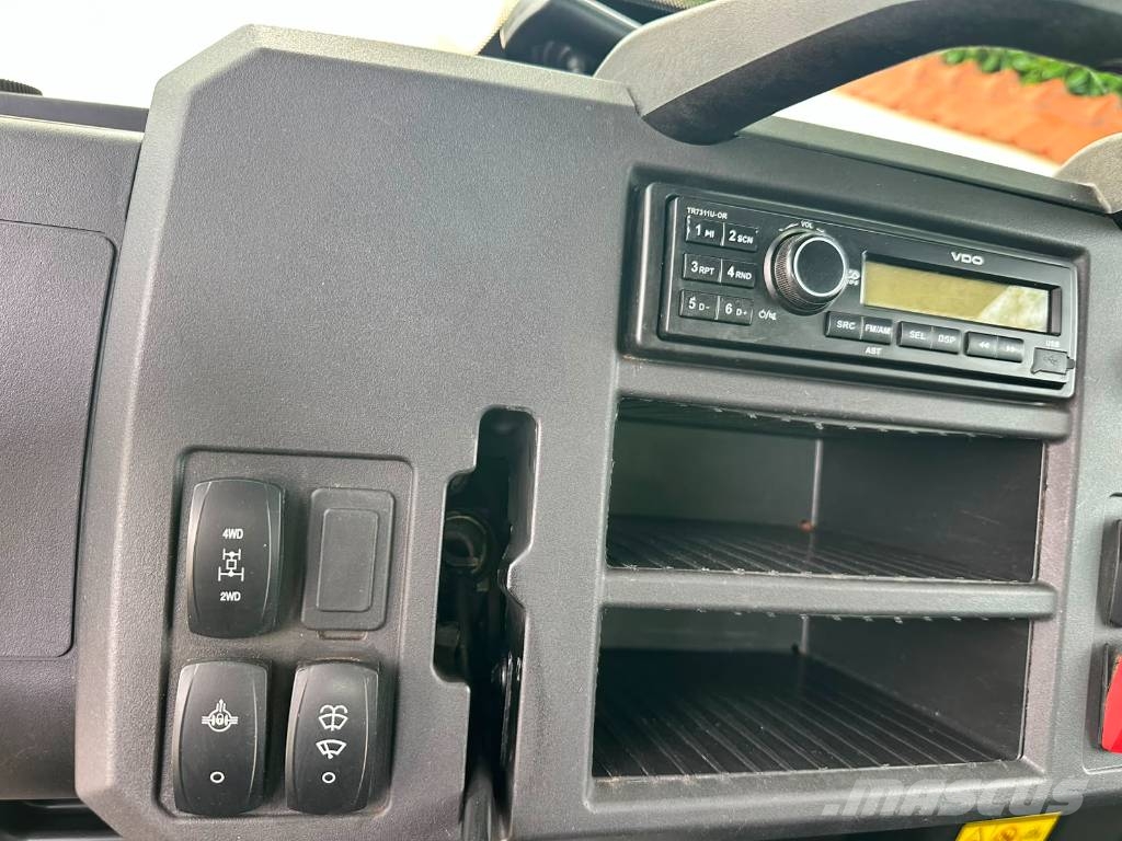 John Deere Gator XUV 835M 前装载和挖掘机