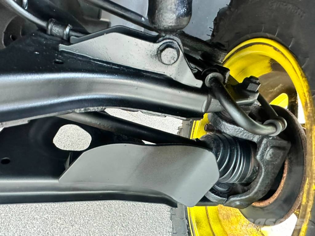 John Deere Gator XUV 835M 前装载和挖掘机