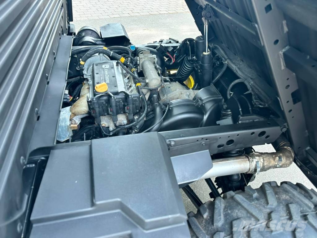 John Deere Gator XUV 835M 前装载和挖掘机