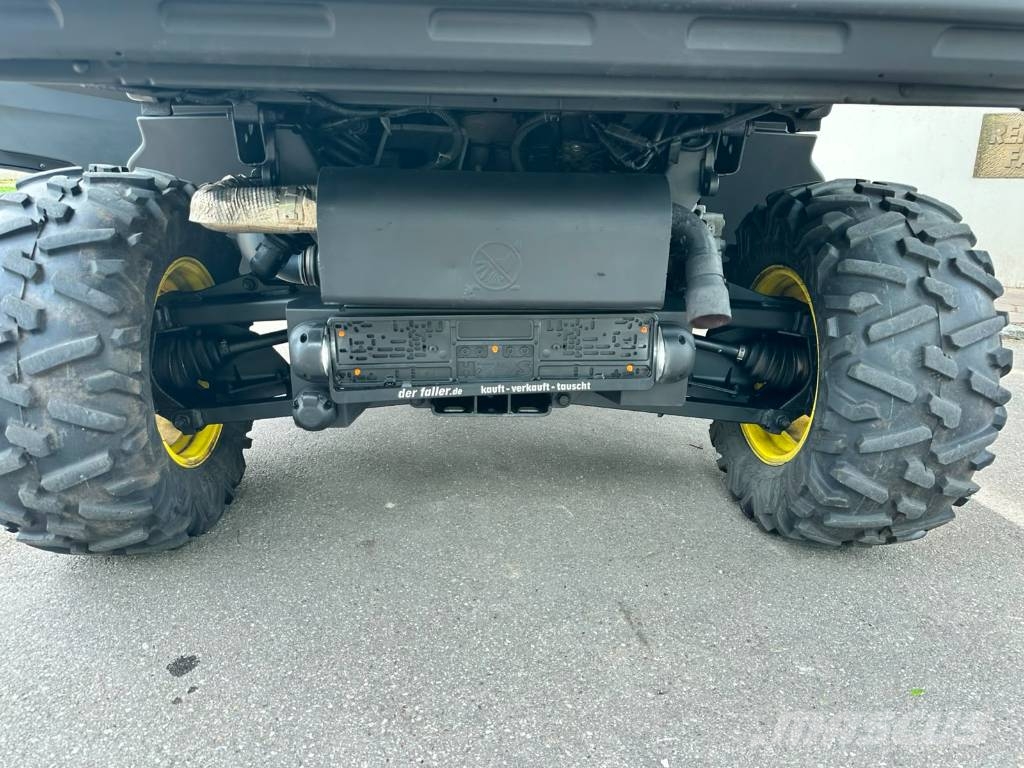 John Deere Gator XUV 835M 前装载和挖掘机