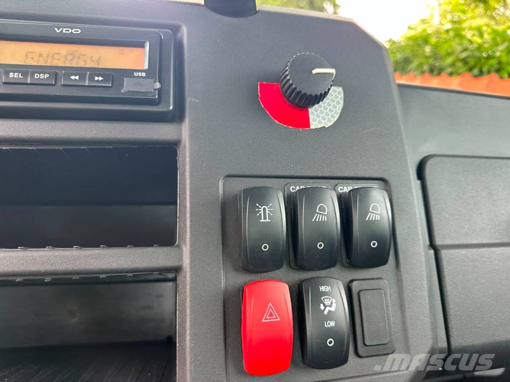 John Deere Gator XUV 835M 前装载和挖掘机