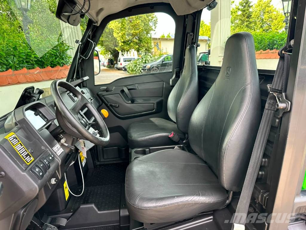 John Deere Gator XUV 835M 前装载和挖掘机