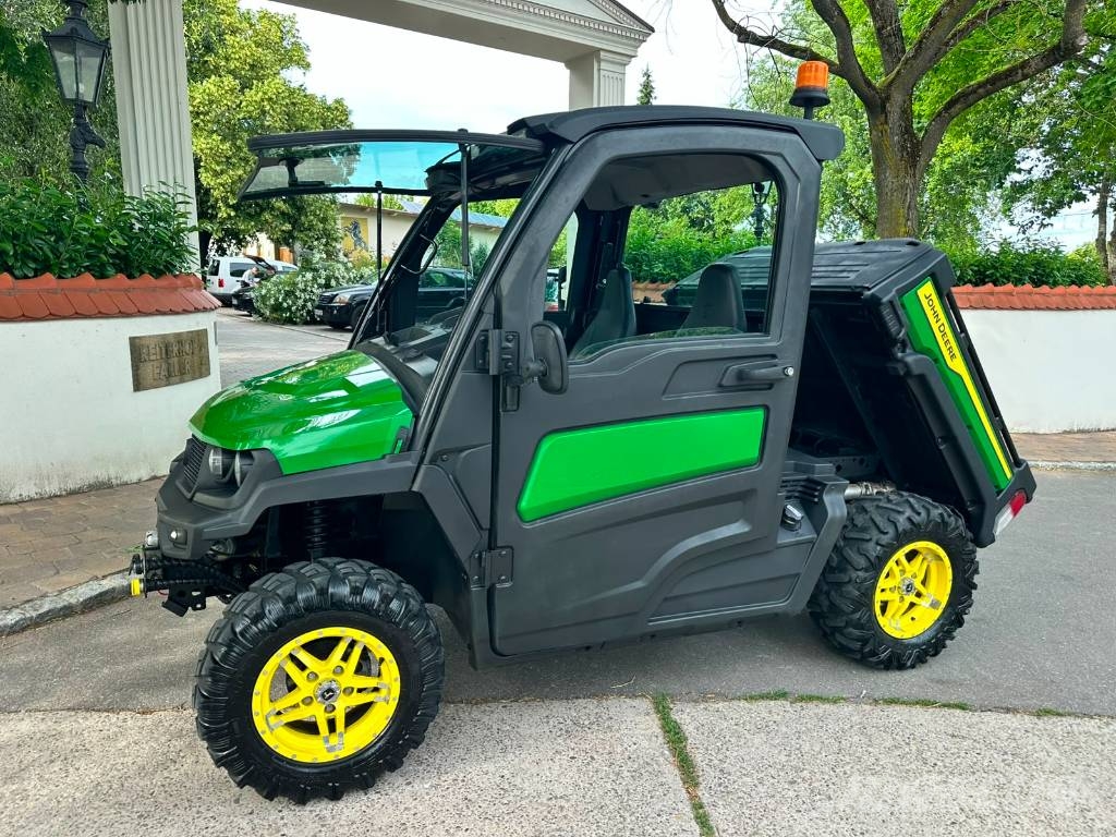 John Deere Gator XUV 835M 前装载和挖掘机