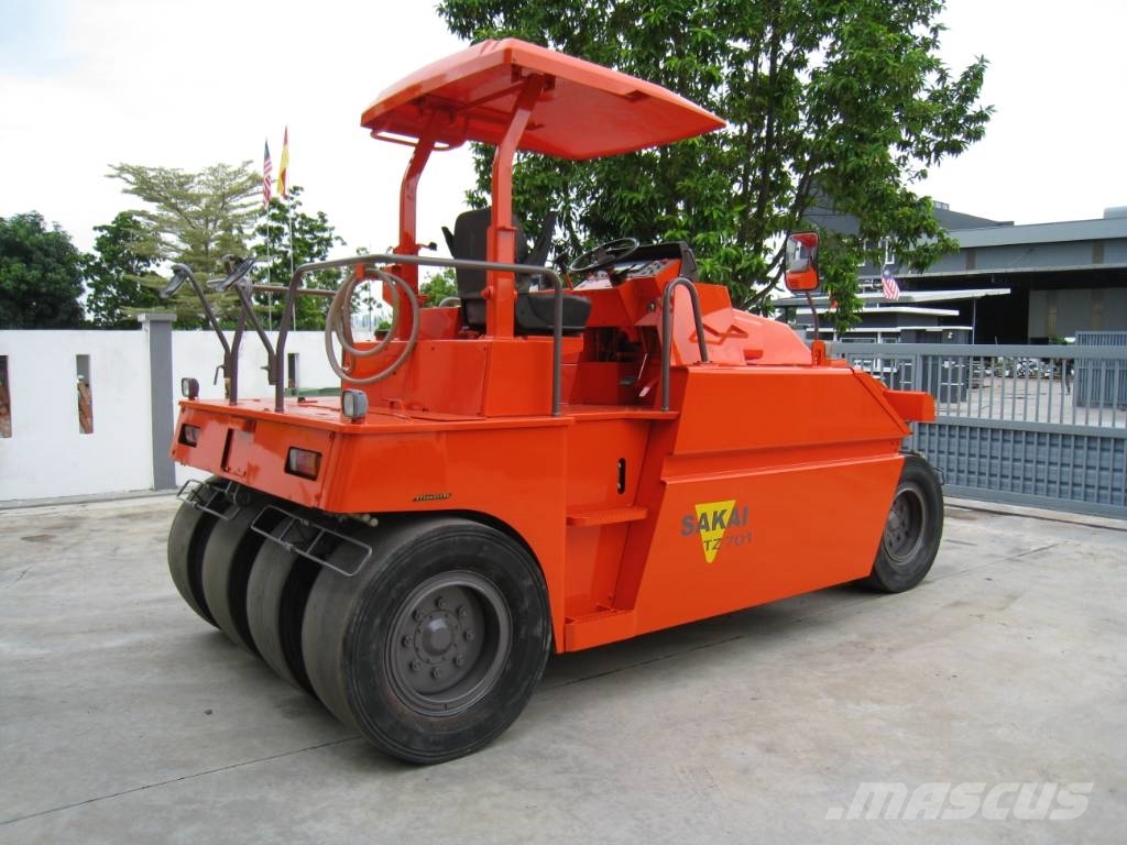 Sakai TZ 701 胶轮压路机