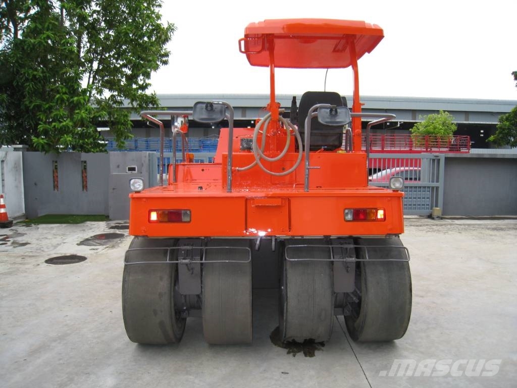Sakai TZ 701 胶轮压路机