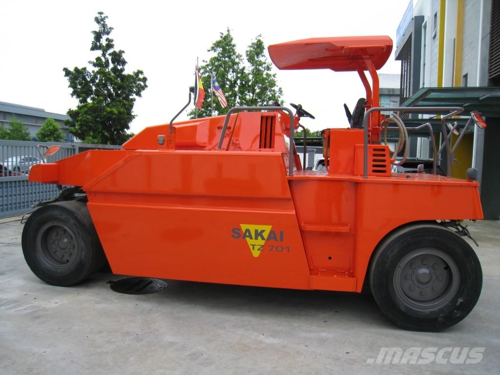 Sakai TZ 701 胶轮压路机