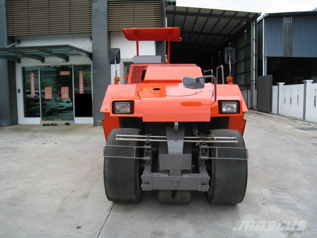 Sakai TZ 701 胶轮压路机