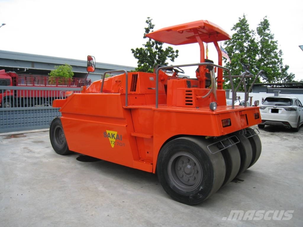 Sakai TZ 701 胶轮压路机