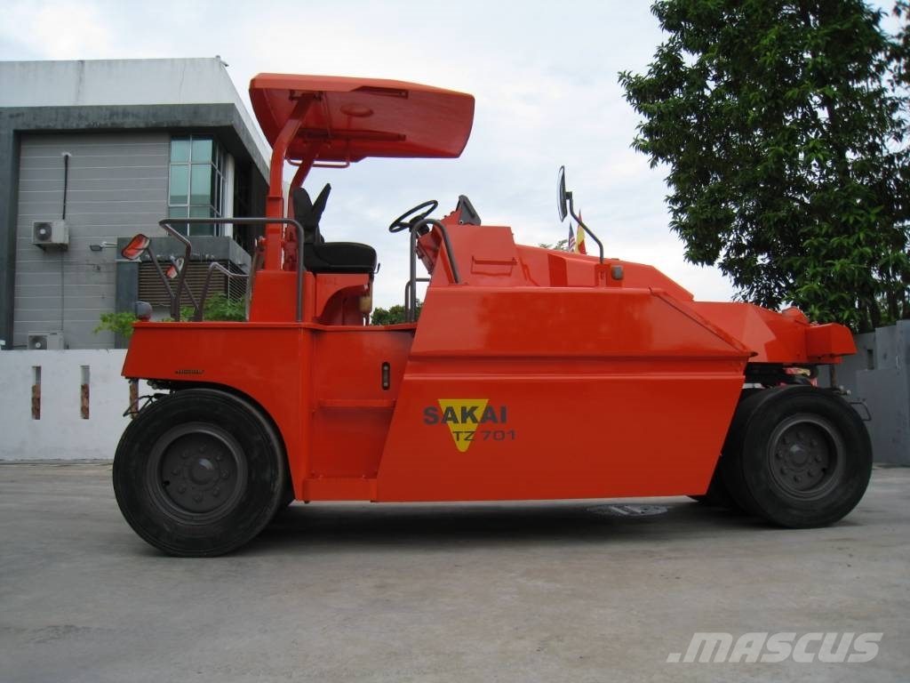 Sakai TZ 701 胶轮压路机
