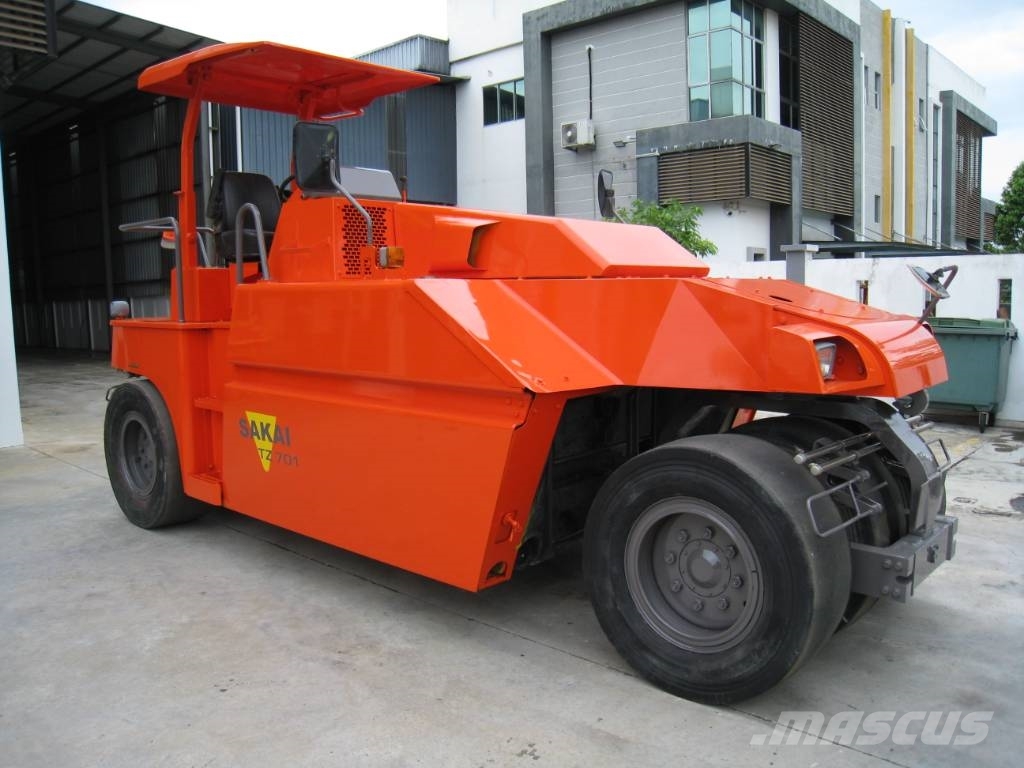 Sakai TZ 701 胶轮压路机
