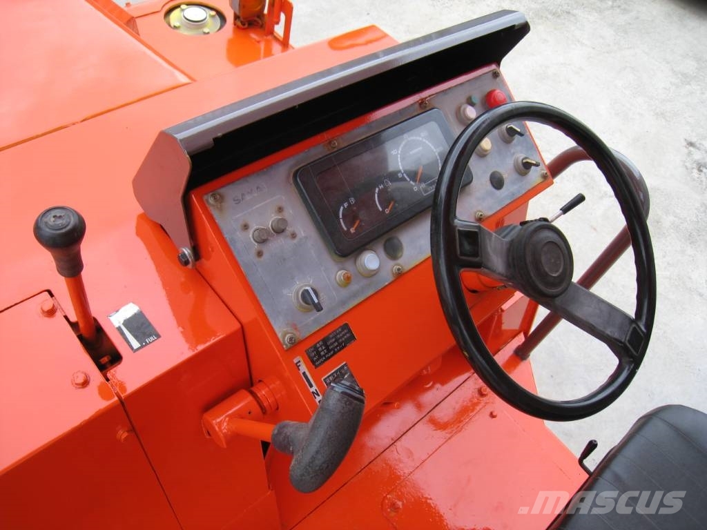 Sakai TZ 701 胶轮压路机