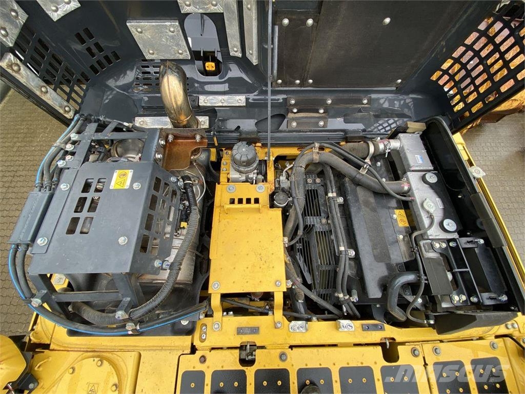 Komatsu HB215LC-3 حفارات زحافة