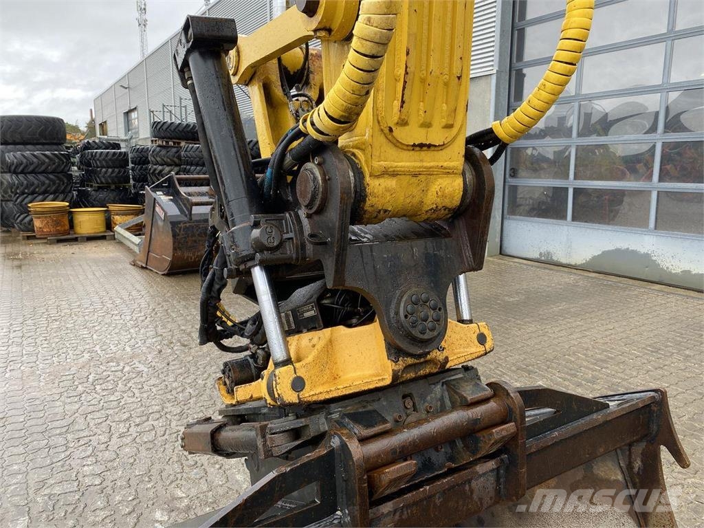 Komatsu HB215LC-3 حفارات زحافة