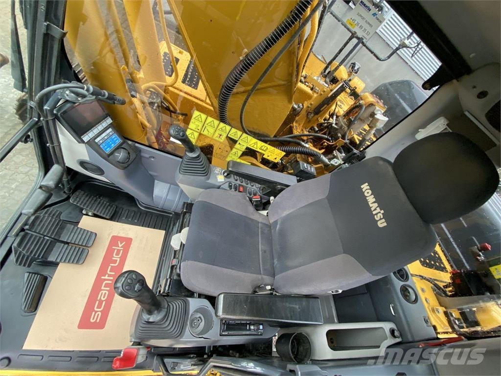 Komatsu HB215LC-3 حفارات زحافة