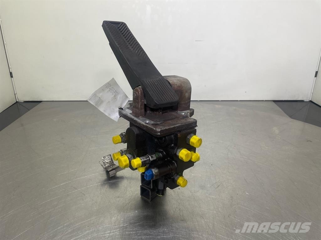 Liebherr L524-11067451-Brake pedal Kabíny a interiér