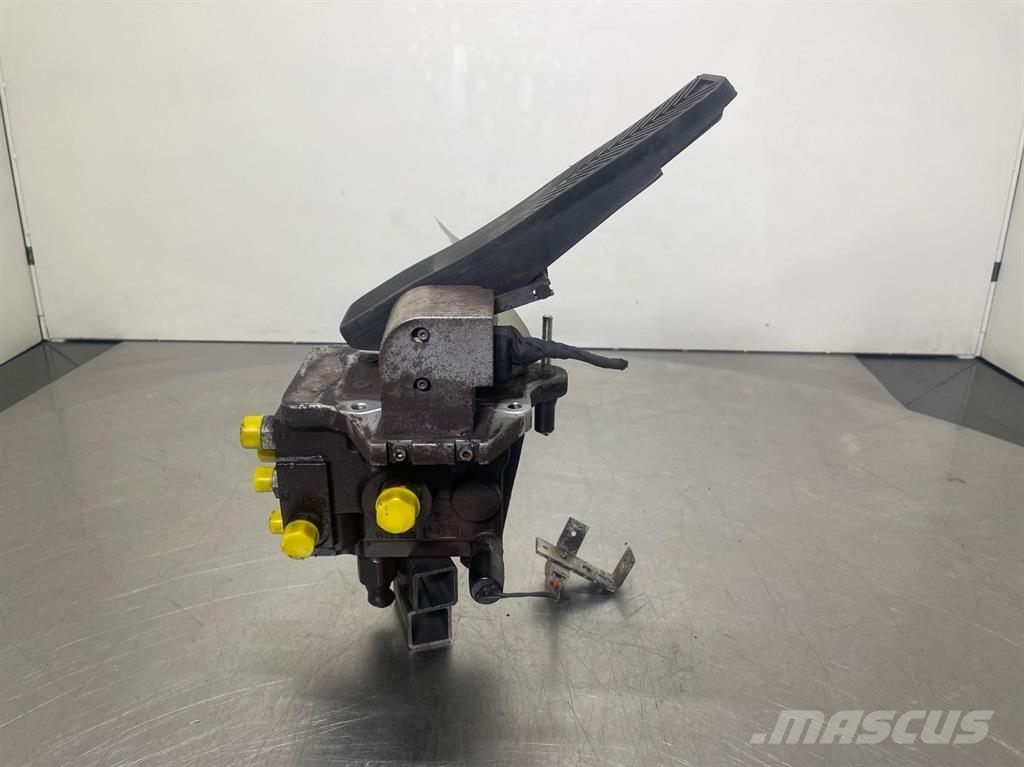 Liebherr L524-11067451-Brake pedal Kabíny a interiér
