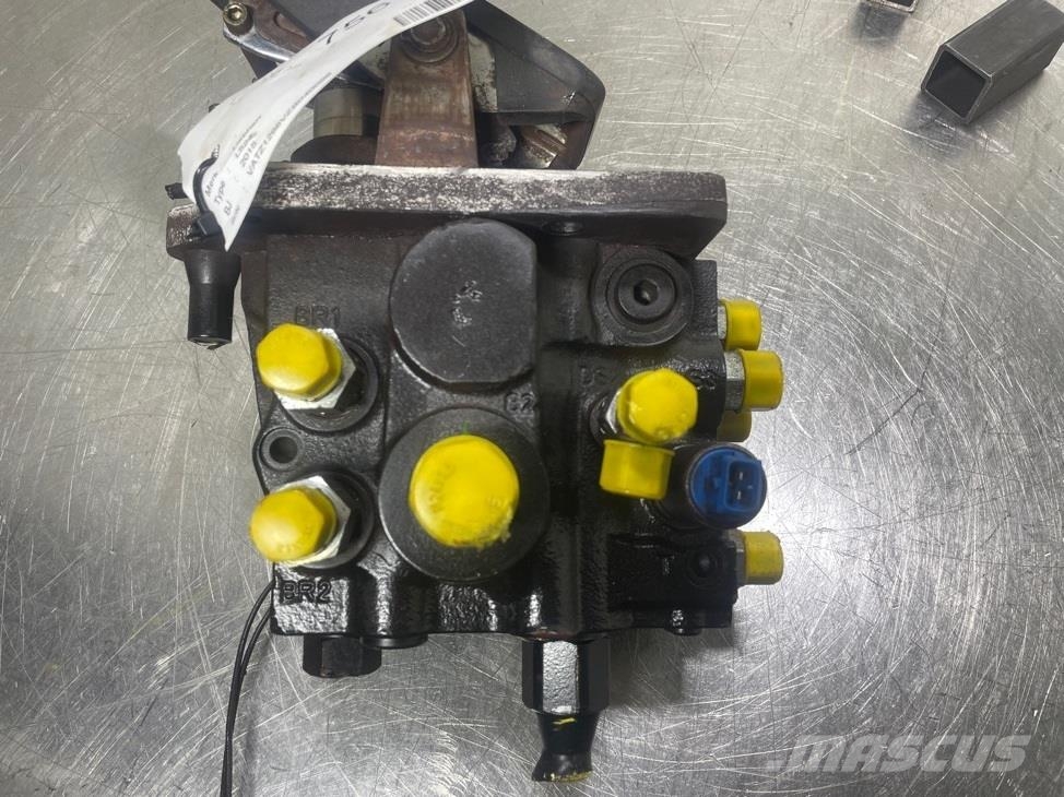 Liebherr L524-11067451-Brake pedal Kabíny a interiér