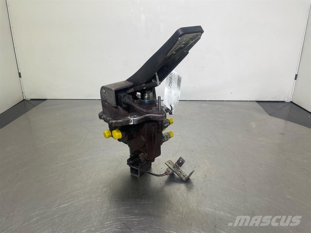 Liebherr L524-11067451-Brake pedal Kabíny a interiér