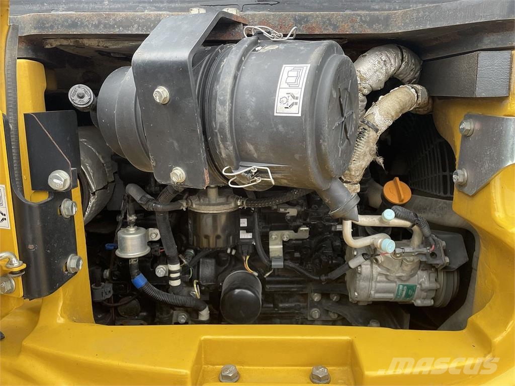 Komatsu PC55MR-5 휠 굴삭기