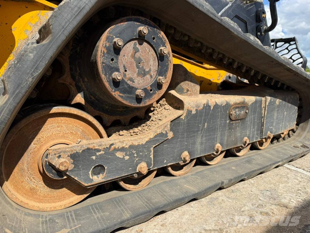 JCB 300 T لوادر زحافة