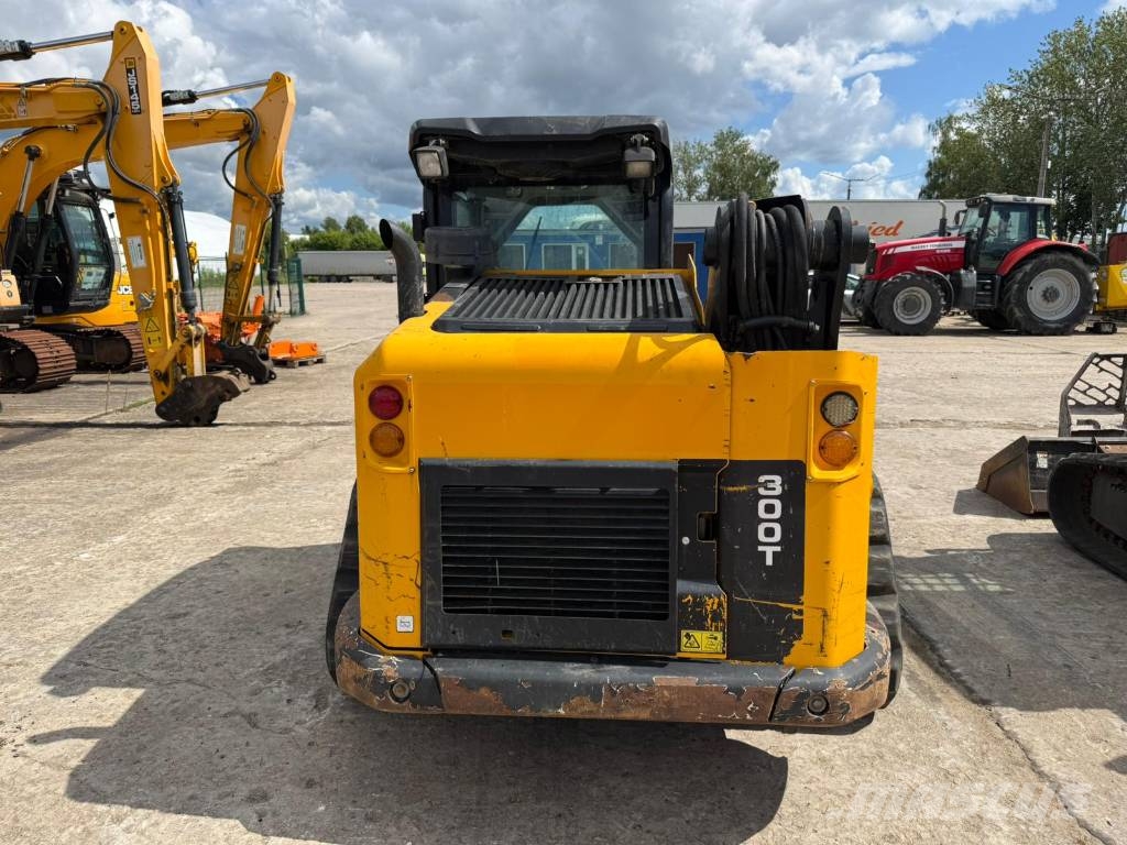 JCB 300 T لوادر زحافة