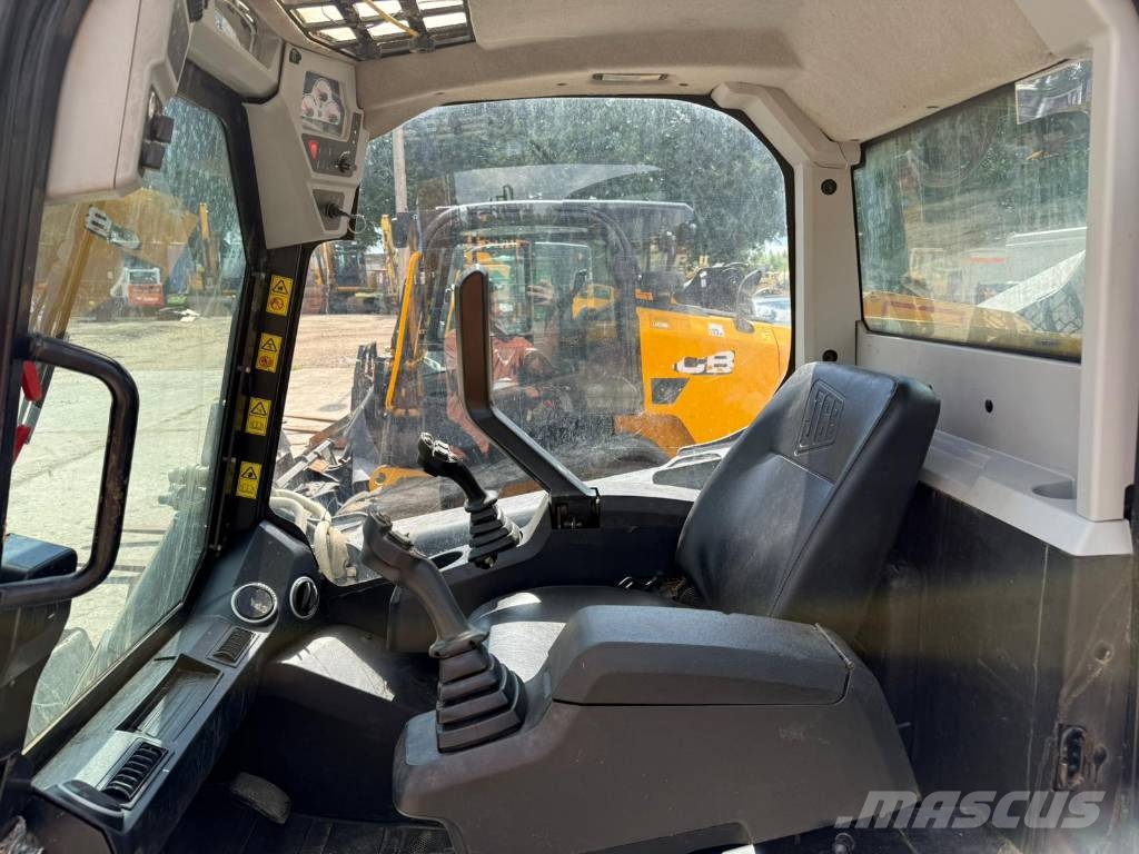 JCB 300 T لوادر زحافة