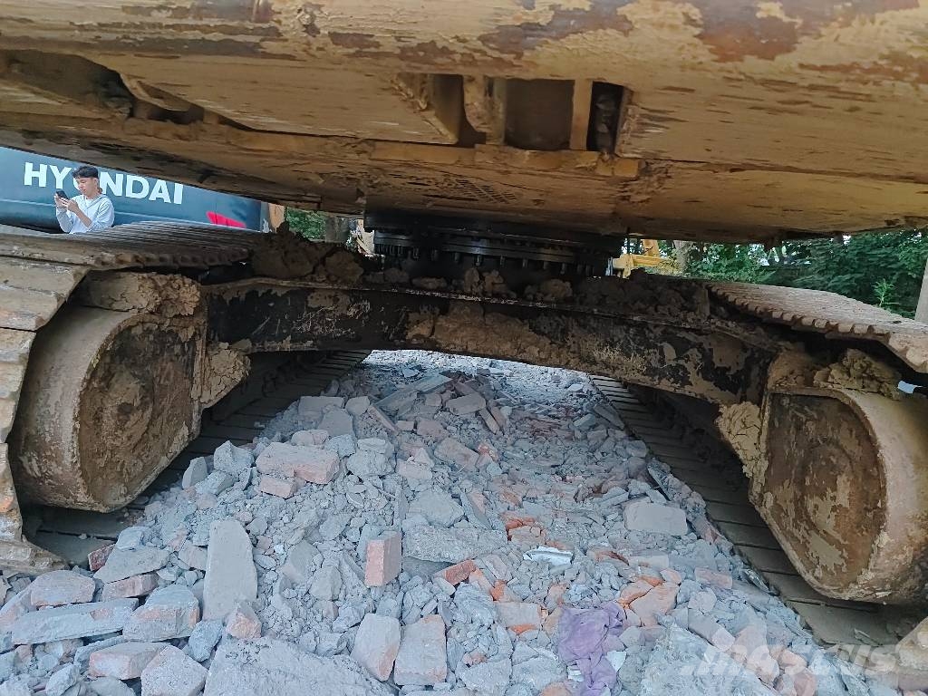 CAT 323 履带挖掘机