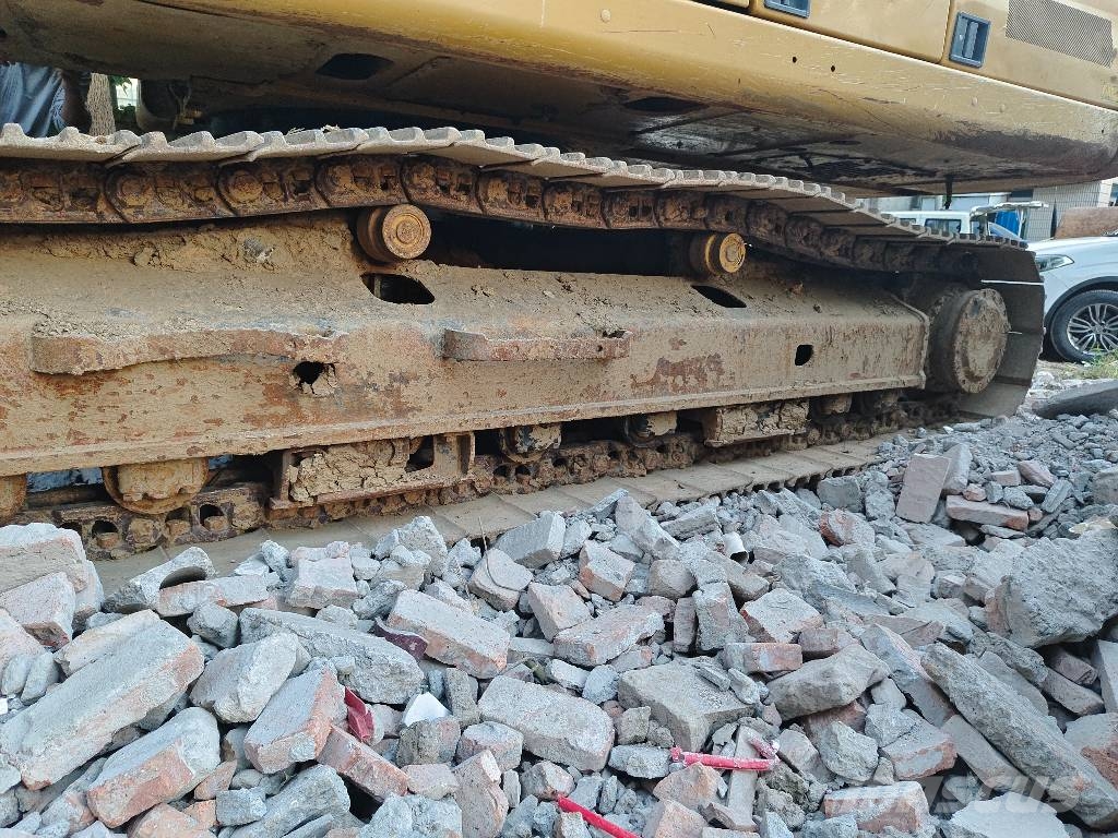 CAT 323 履带挖掘机