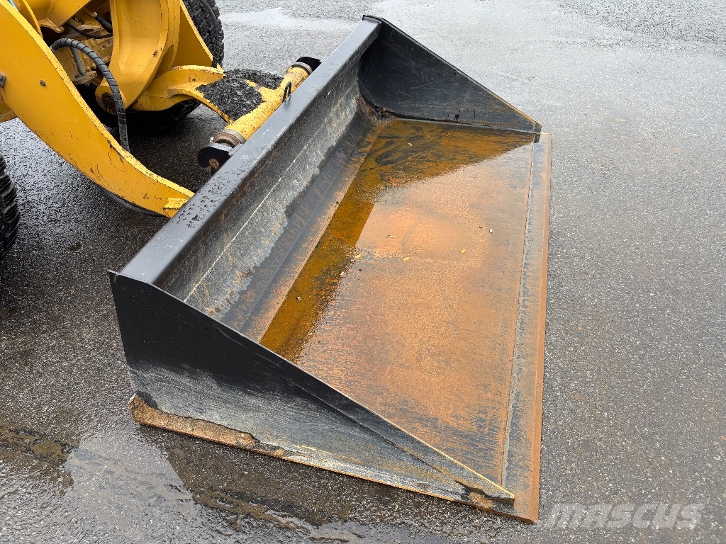 CAT 908 / Lisähyd, Kauha, Hyvät renkaat! Pyöräkuormaajat