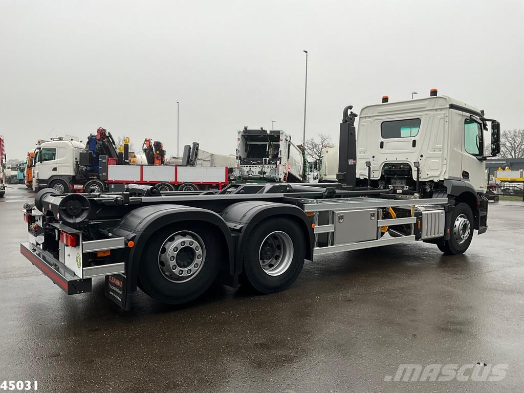 Mercedes-Benz Actros 2643 VDL 21 Ton haakarmsysteem Камиони с кран с кука