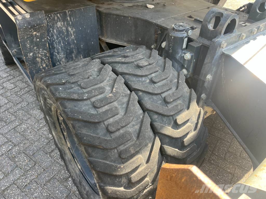 Komatsu PW 148-11 轮式挖掘机