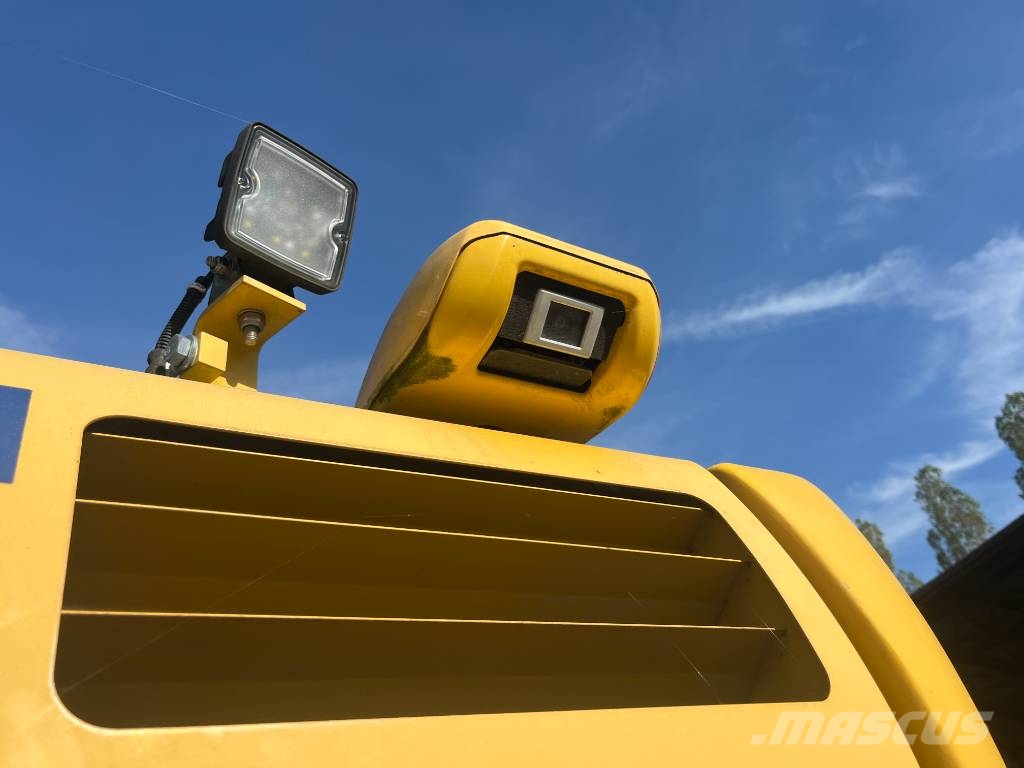 Komatsu PW 148-11 轮式挖掘机