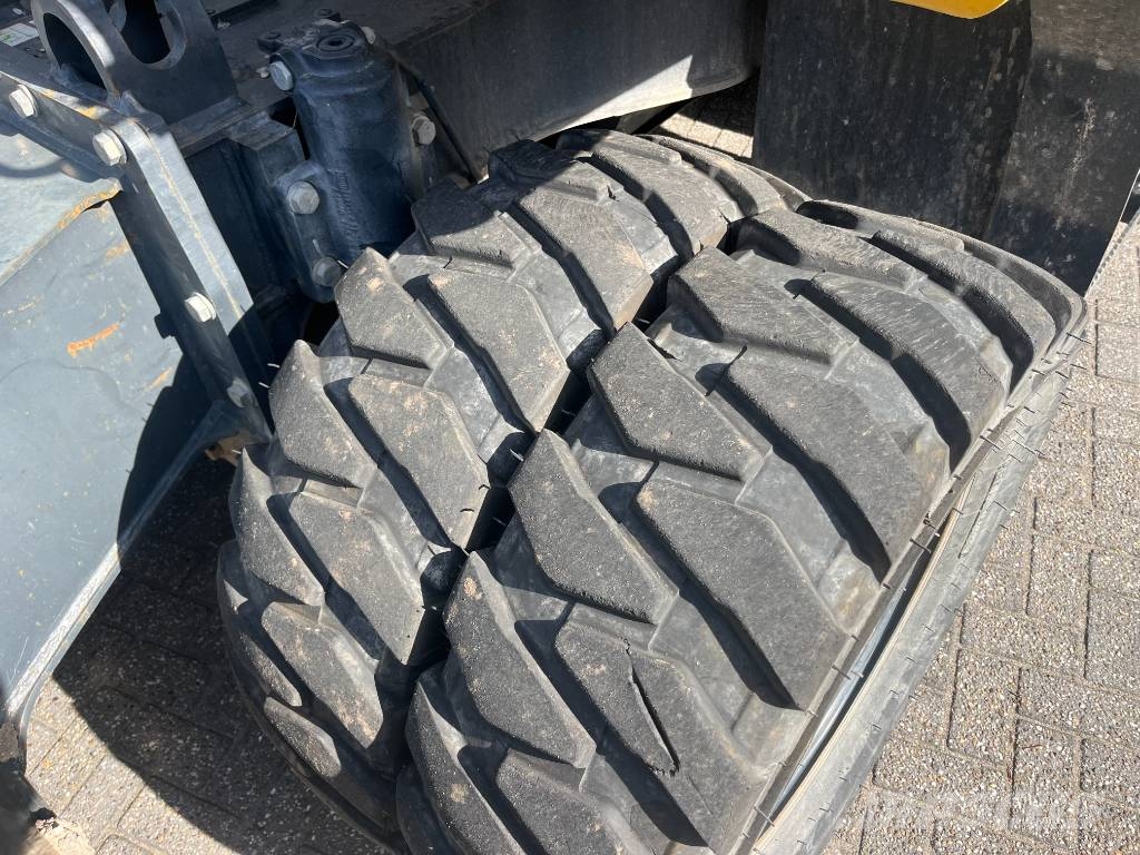 Komatsu PW 148-11 轮式挖掘机