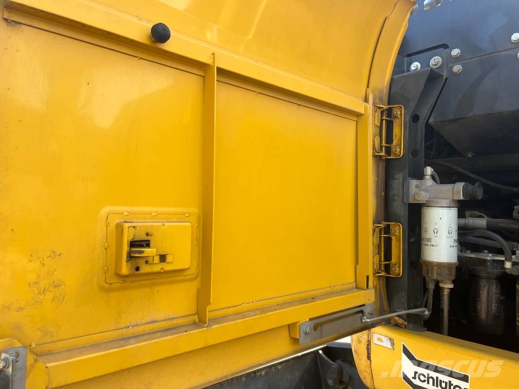 Komatsu PW 148-11 轮式挖掘机