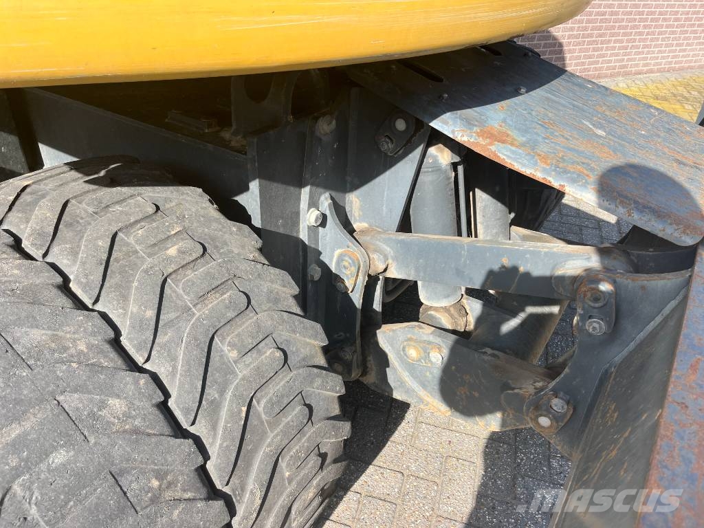 Komatsu PW 148-11 轮式挖掘机