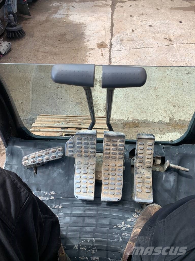 Hitachi ZX 225 US LC-6 Bageri gusjeničari