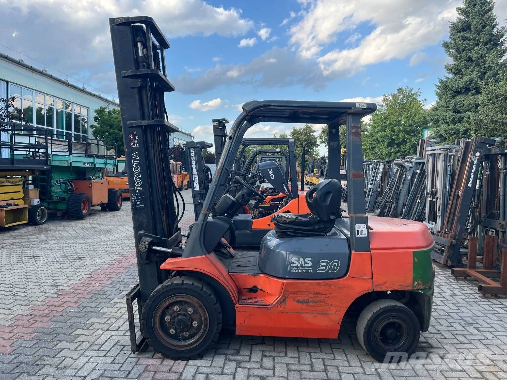 Toyota 7FGF30 /02/ V-2052 OB Gázüzemű targoncák