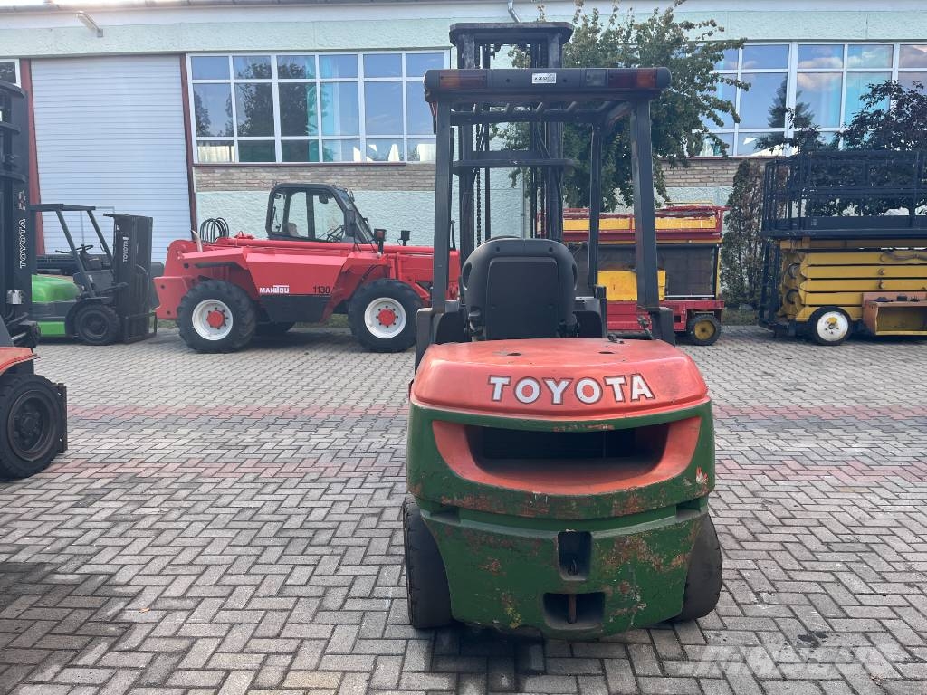 Toyota 7FGF30 /02/ V-2052 OB Gázüzemű targoncák