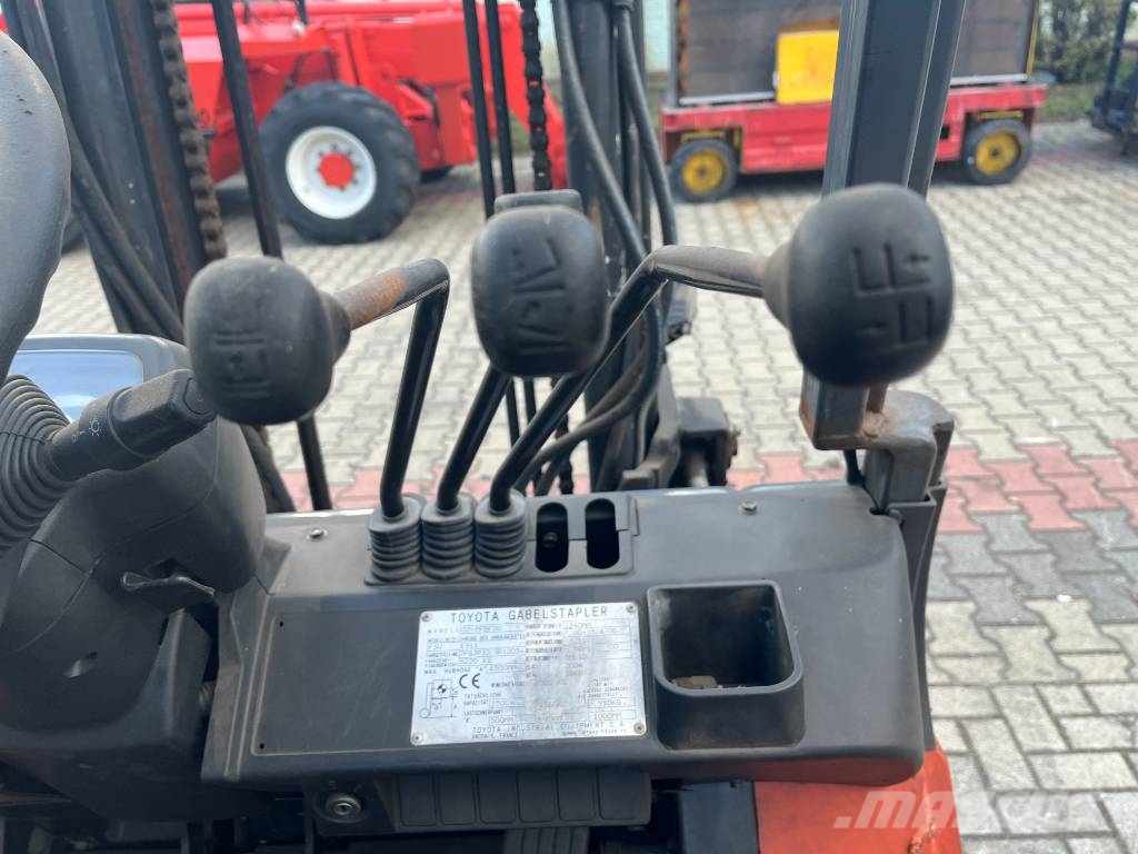Toyota 7FGF30 /02/ V-2052 OB Gázüzemű targoncák