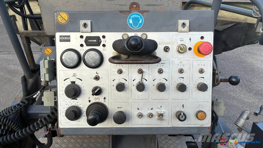 Vögele SUPER 800 / AB200TV Asfalta klājēji