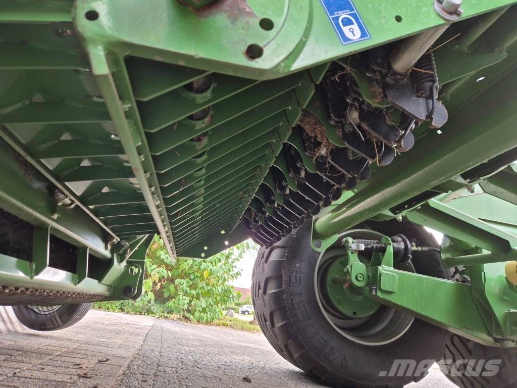 Krone Comprima CF 155 XC Xtreme Рулонні прес-підбирачі