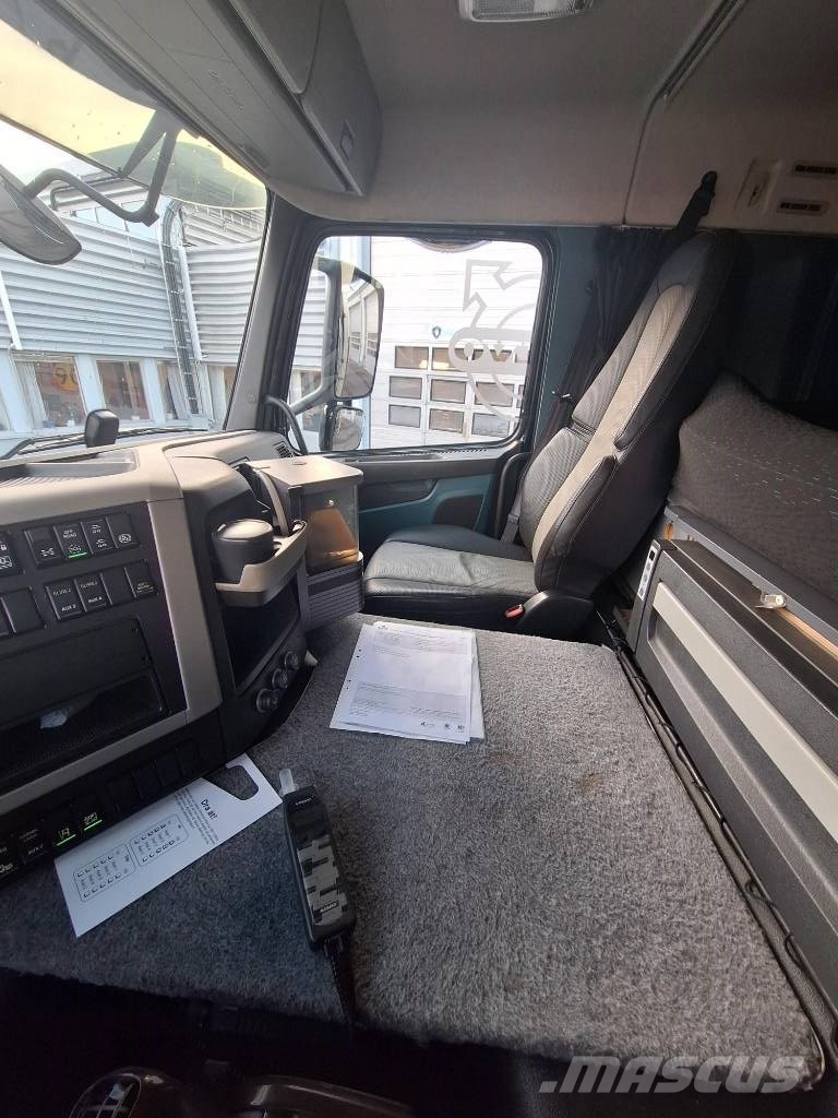 Volvo FM  6x2 شاحنات الرافعات